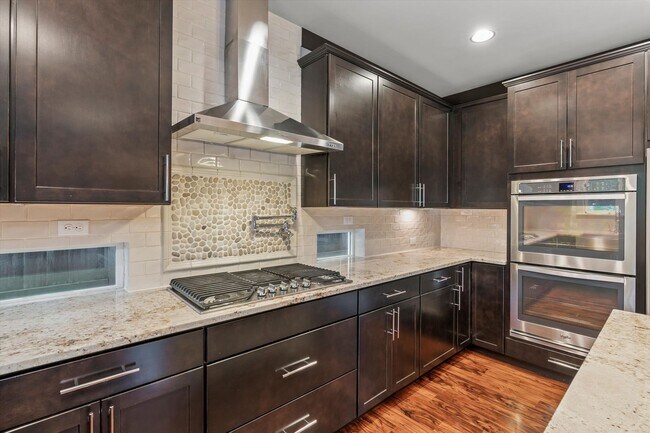 Foto del edificio - Backyard Putting Green + Outdoor Fireplace | Comfortable Puyallup Rental