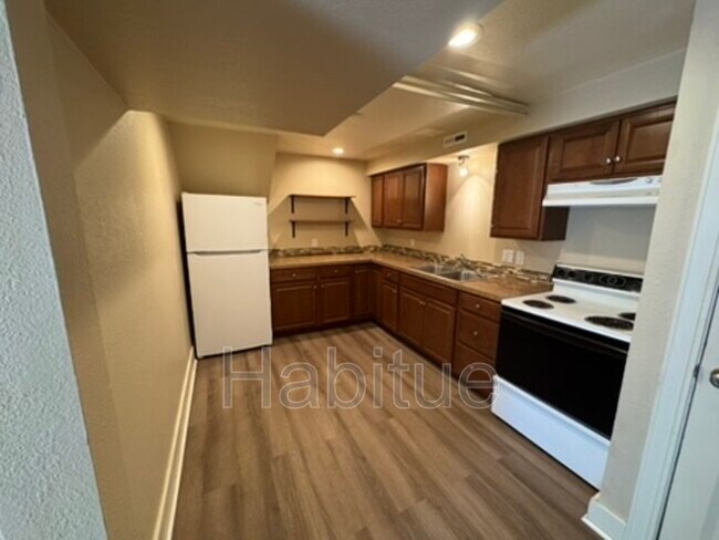 Building Photo - 1302 W Hays St