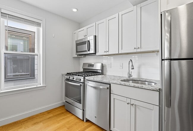 Building Photo - 230 Saratoga St