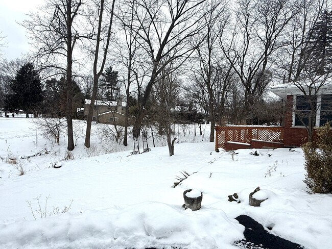 Building Photo - Move-In Ready 2 bedroom, 1.5 bathroom Home in Livonia