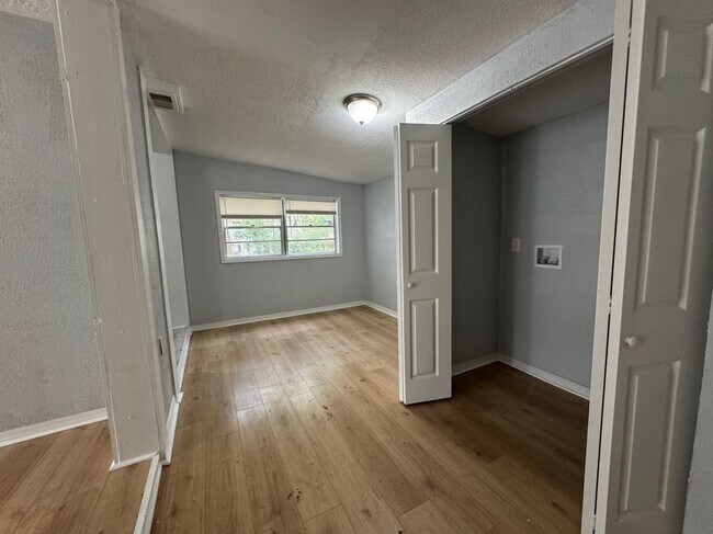 Foto del edificio - 8016 Lexington Dr