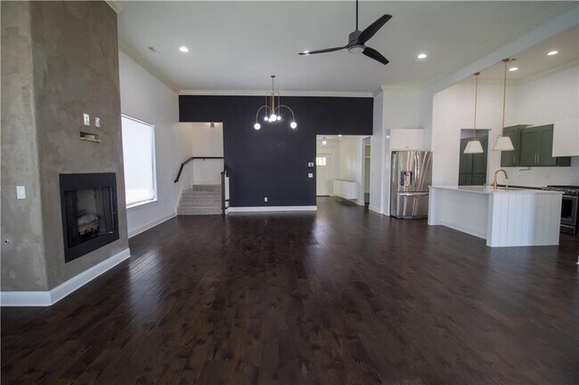 Building Photo - 4200 SW Hollyhock St