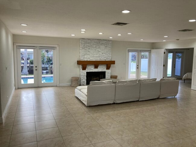 Building Photo - 620 Lighthouse Dr