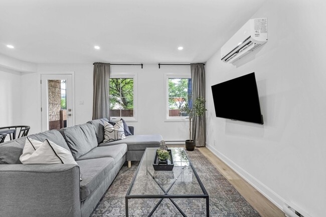 Building Photo - 887 Somerset St W