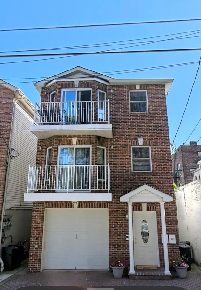 Building Photo - 37 Reservoir Ave