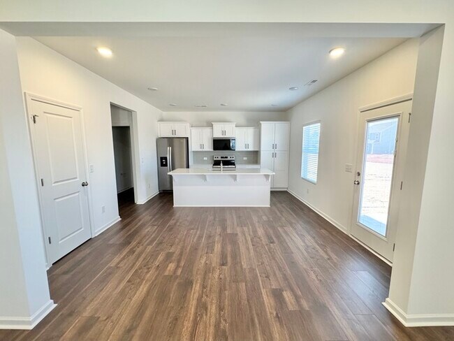 Foto del edificio - 4 br 2.5 ba with 2 car garage new construction