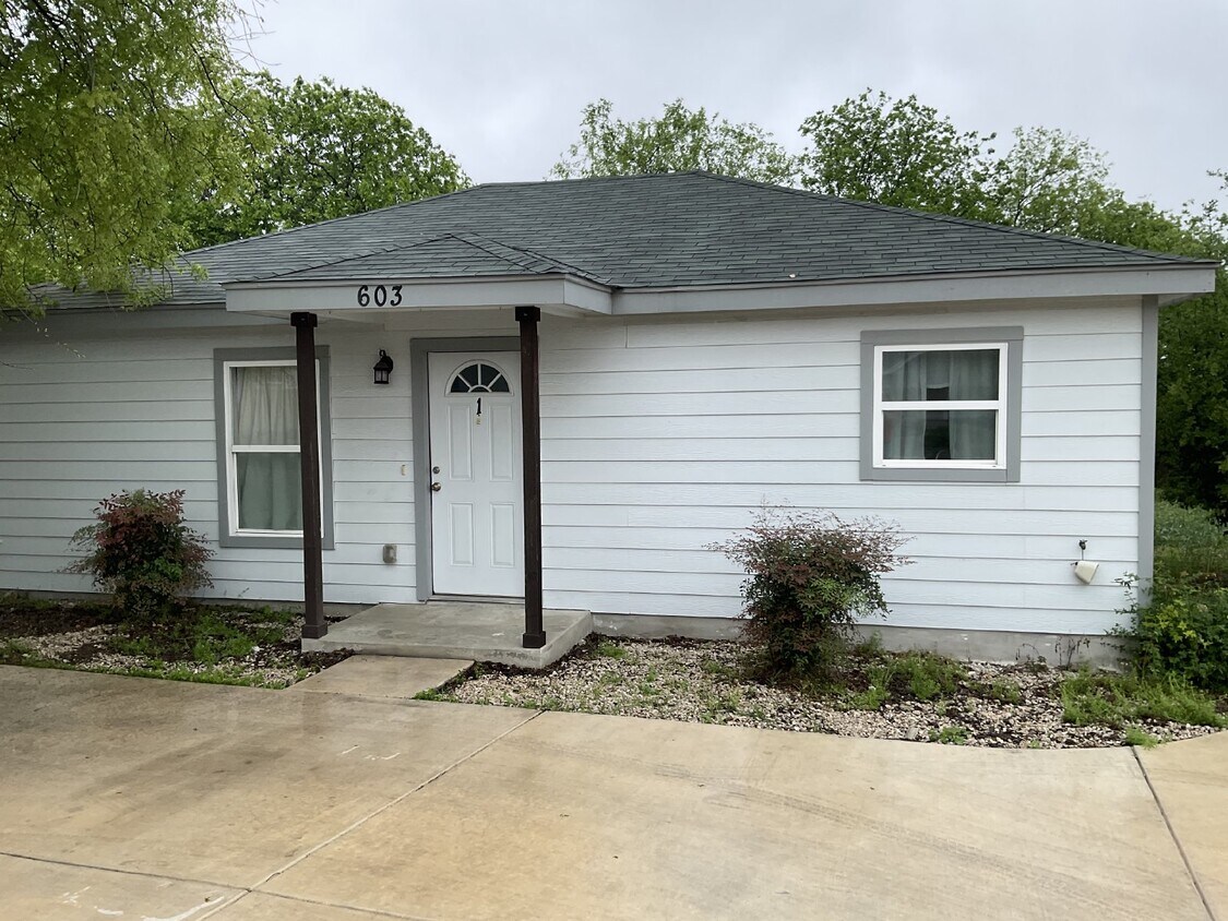 Primary Photo - 2/1 home in Government Hill Area