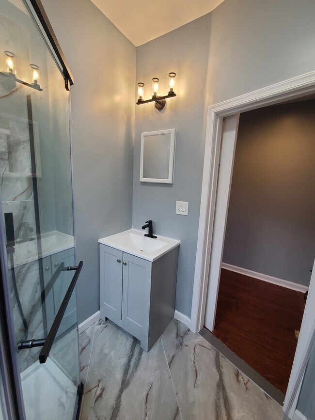 Baño completo - 2319 S Carlisle St