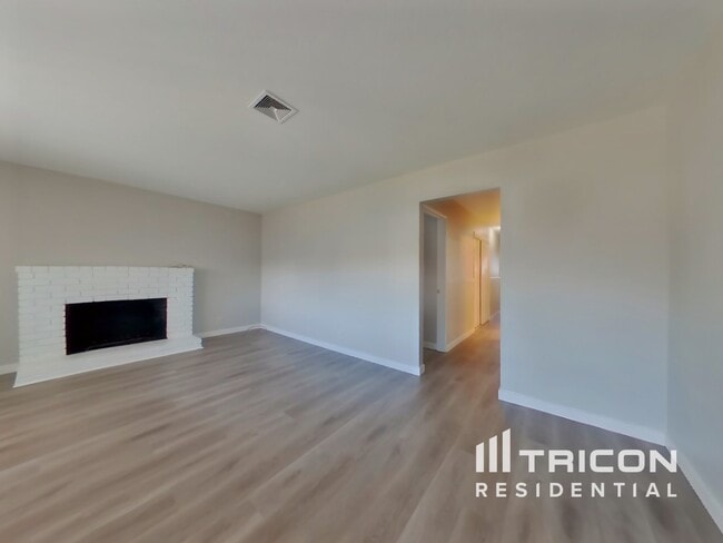 Foto del edificio - 372 Hopkins Dr