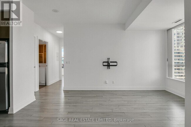 Photo du bâtiment - 120-2120 Homewood Ave