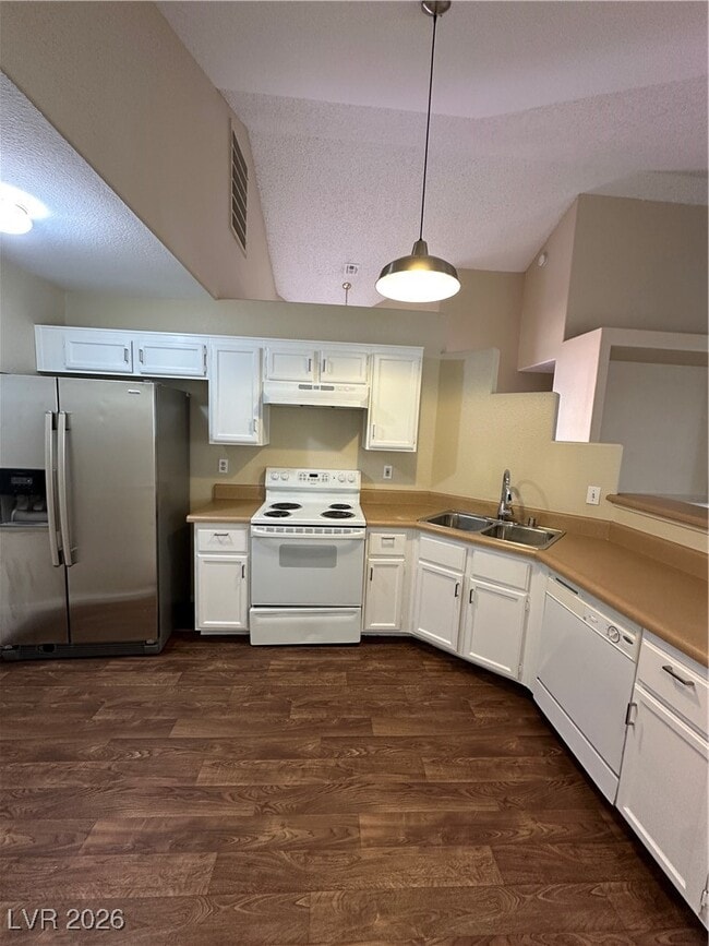 Foto del edificio - 2120 Running River Rd