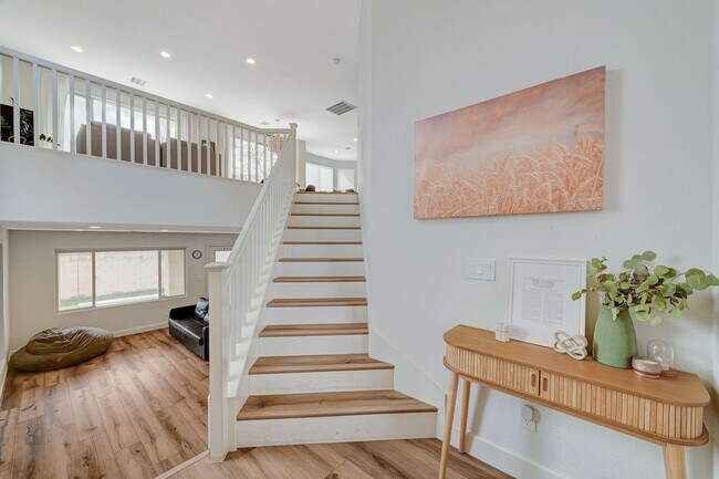 Foto del edificio - Gorgeous 3 bedroom 2.5 bath split level ho...