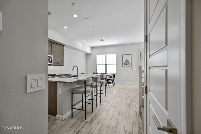 Foto del edificio - 4827 E Village Dr