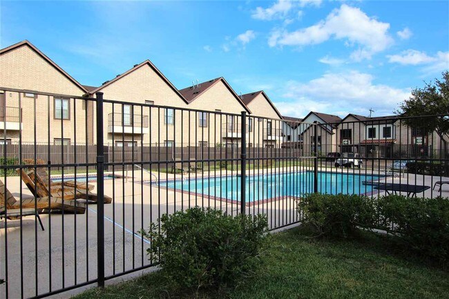 Building Photo - 2445 Monarch Dr