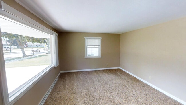 Building Photo - 325 S Matthias St