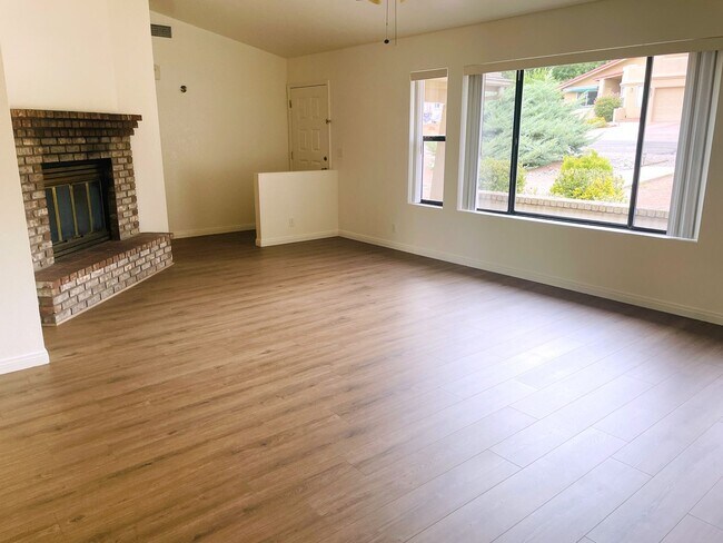 Foto del edificio - HOUSE - VILLAGE OF OAK CREEK