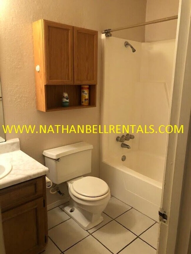 Foto del edificio - 3 bedroom 2 bath duplex