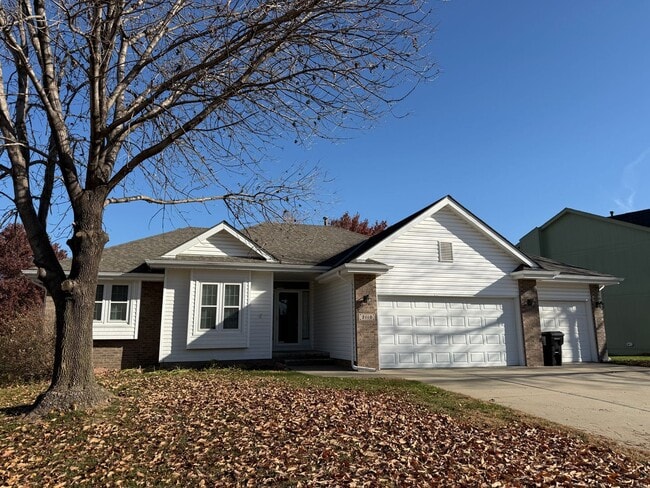 Photo - 2110 John St House