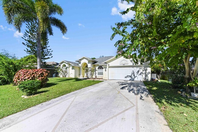 Foto del edificio - 681 SW Saragossa Ave