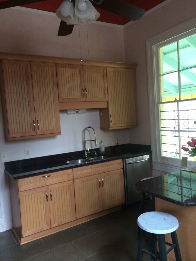 Foto del edificio - Spacious three bedroom