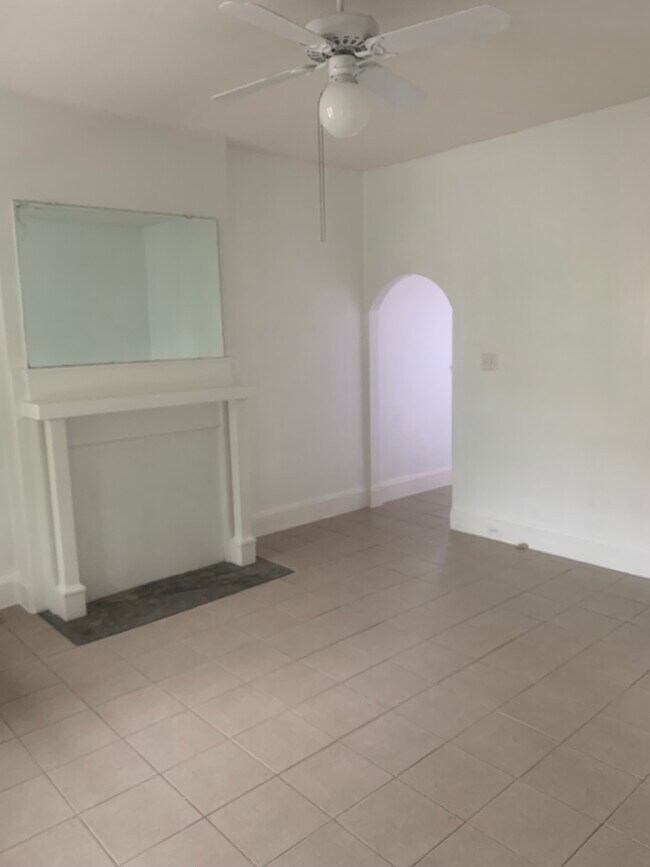 sala de estar con vista al pasillo - 911 Putnam St
