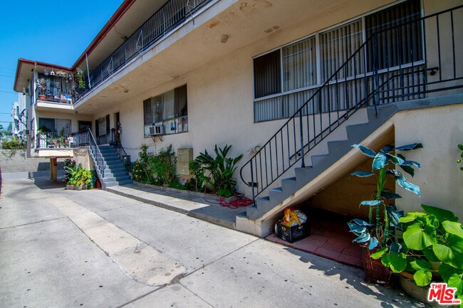 Foto del edificio - 333 S Serrano Ave
