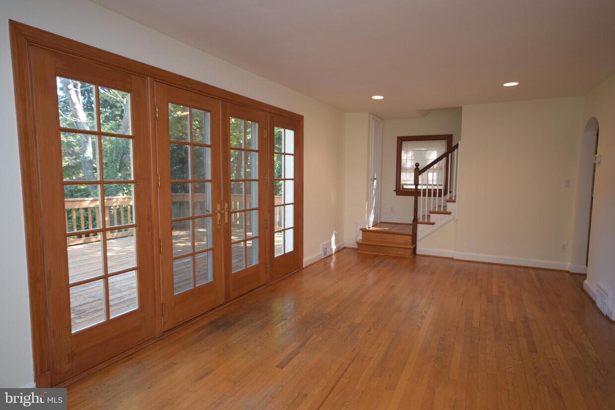 Primary Photo - 116 W Cameron Rd
