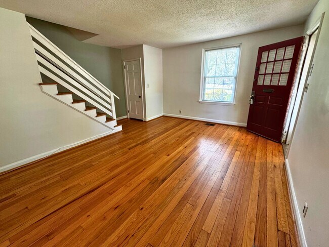 Foto del edificio - 3 level end unit 1br+den 2ba town house in...