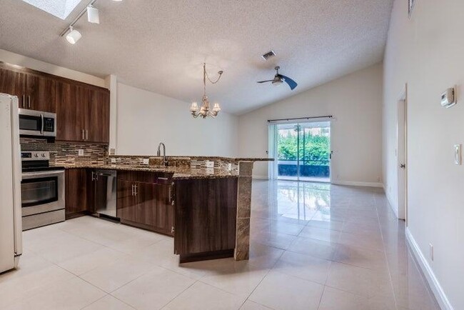 Foto del edificio - 7705 Forest Green Ln