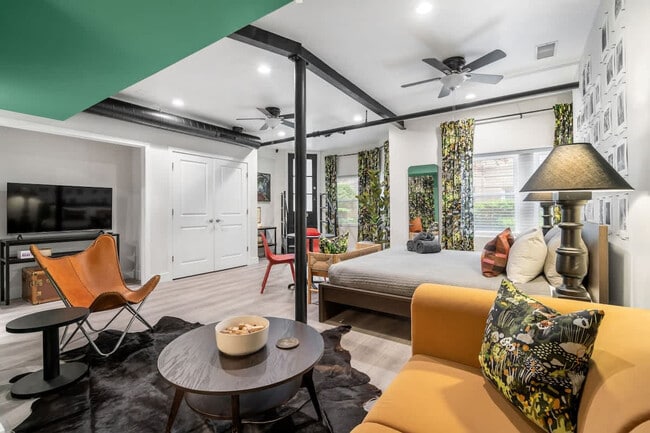 Building Photo - 4526 N Wolcott Ave