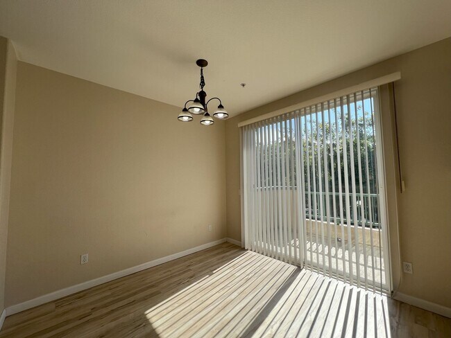 Building Photo - Two Bedroom Town-home in Aurora Community!!