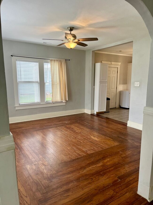 Building Photo - Charming Cottage in the Heart of Hammond! ...