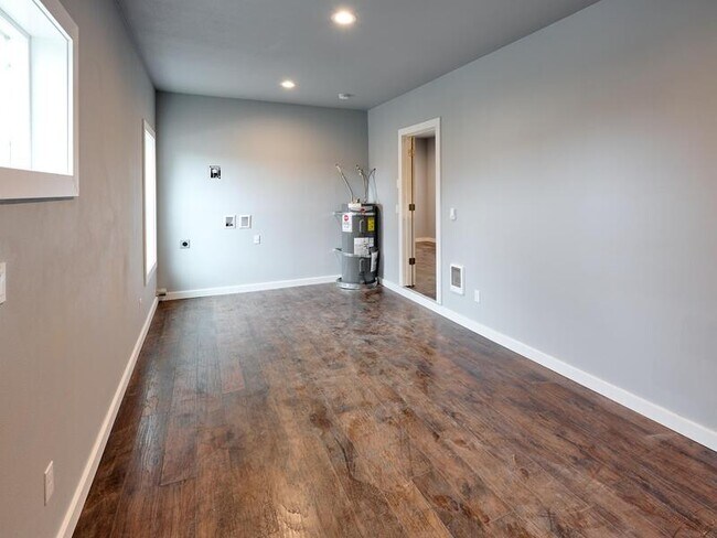 Building Photo - 415 S 11th St
