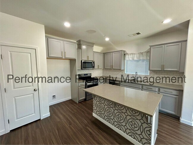 Foto del edificio - Stunning 3 Bed/2 Bath S Bakersfield Home w/ Solar, RBP & Security Deposit Alternative