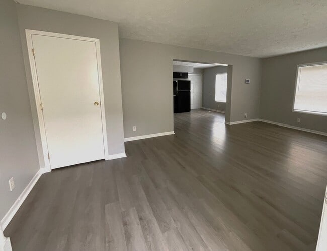 Building Photo - For Rent: 4-bedroom 2-bathroom single fami...