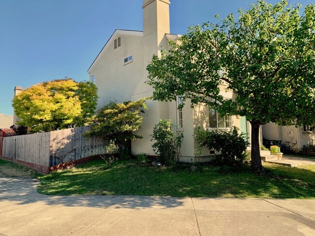 corner lot - 2306 Francisco Ave