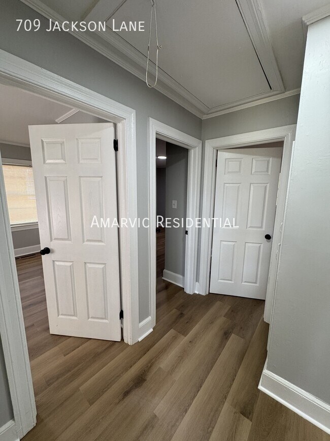 Foto del edificio - 709 Jackson Ln