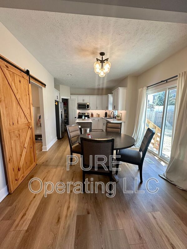 Building Photo - 2205 Park Crest Dr