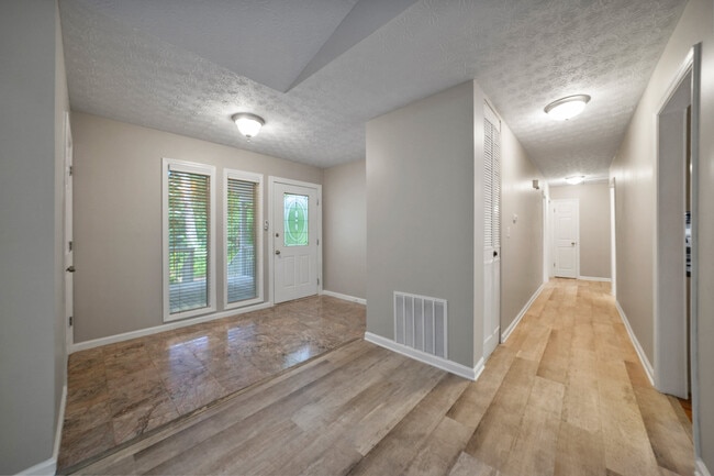 Building Photo - 170 Cedar Trce