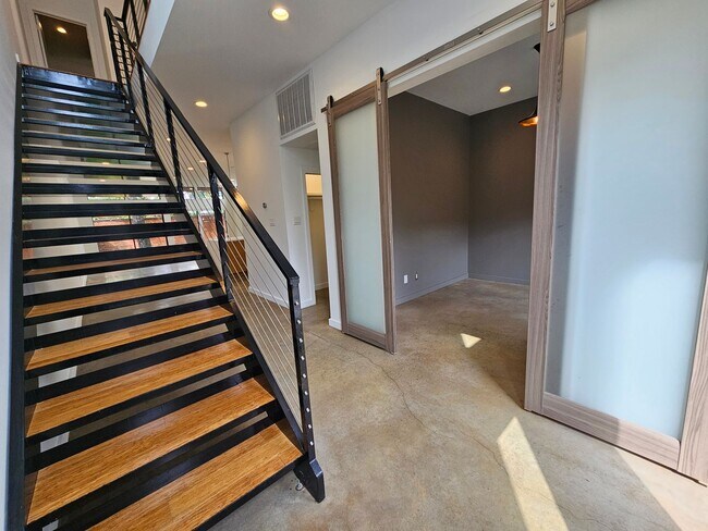 Building Photo - Modern stunner!