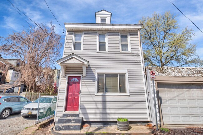 Building Photo - 3 Bed, 1.5 Bath House in South Side Flats