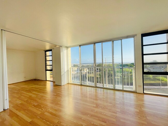 Building Photo - READY TO MOVE IN 3 BED, 2 BATH, 1 PARKING ...