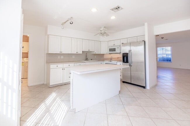 Building Photo - 527 W Jasmine Dr