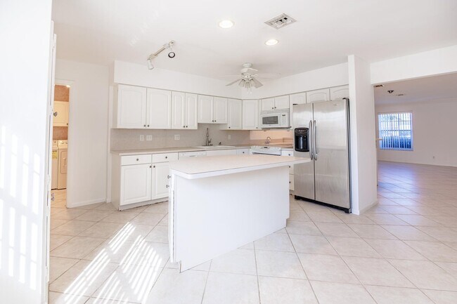 Foto del edificio - 527 W Jasmine Dr