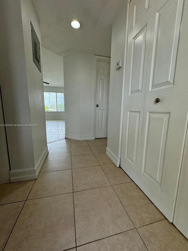 Building Photo - 9919 Twin Lakes Dr