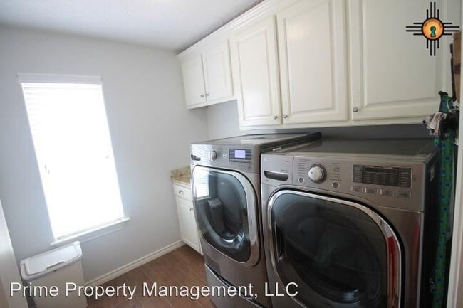 Foto del edificio - 4 br, 2.5 bath House - 3709 Woodlark Rd.