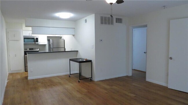 Building Photo - 2207 Leon St