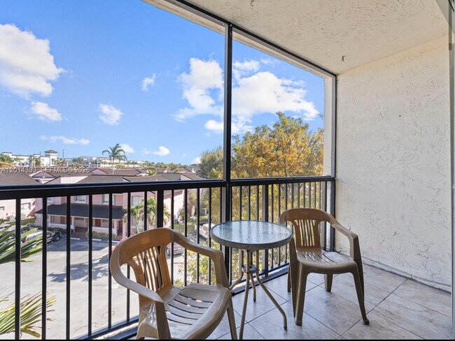 Foto del edificio - 8005 Lake Dr