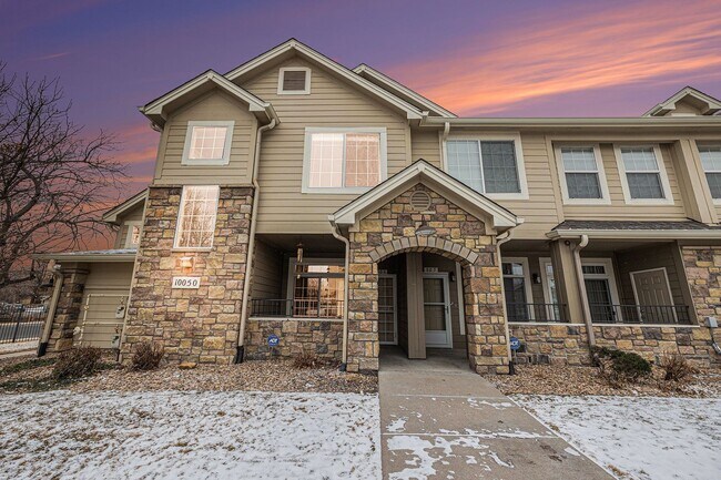 Foto del edificio - Bright & Spacious End-Unit Townhome with High Ceilings, Fireplace and over 1500 sqft of Living Sp...