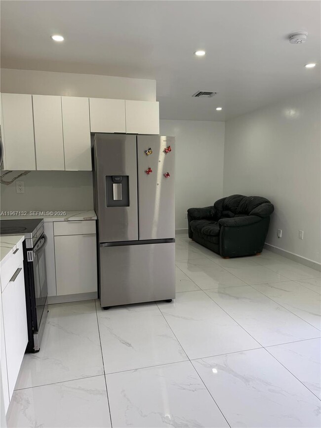 Foto del edificio - 2340 NW 81st St.